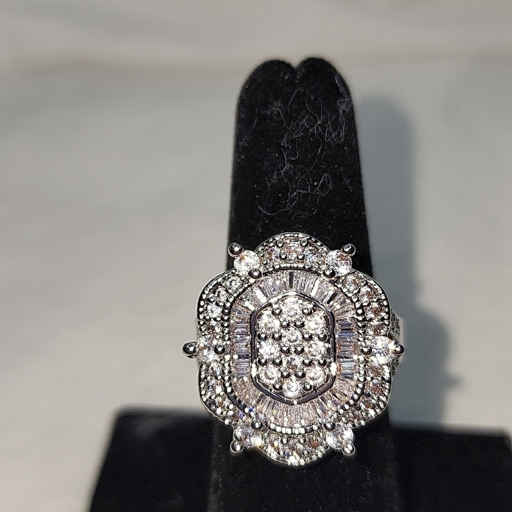 VINTAGE DIAMOND ART DECO RING - Picture 2 of 11